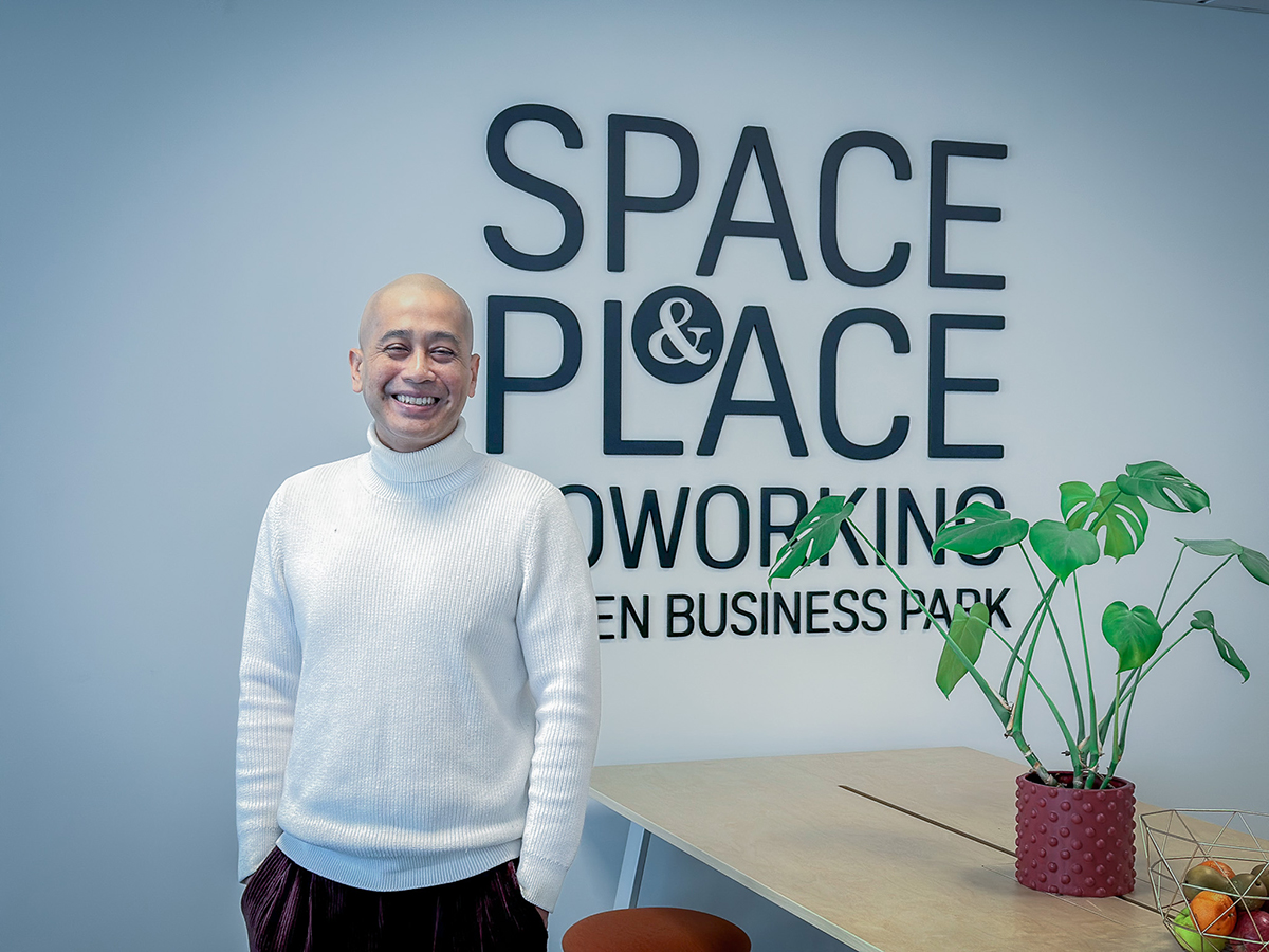 Man som står framför en vitt vägg med texten "Space & Place coworking Boden Business Park"